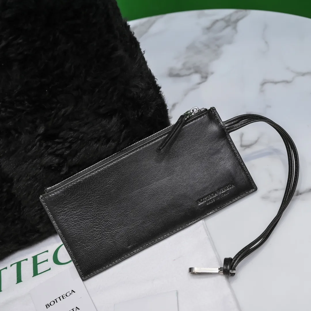 The black 🐱BV arco tote is a fluffy style. It’s here, it’s here, it’s here with the fluff. You’ll know how cute it is when you see the real thing! The soft and fluffy feel is really great. Rua, this year’s furry style, I stand on bv! ! Whether it is a jodie cloud bag or a tote, not all curly teddy fur can be used to make goods. The curl size of the fur directly affects the similarity of the entire bag. Material: full fur and lambskin ➕ lambskin lining is much more expensive than full leather! Again, if you don’t develop ZP without it, of course you have to be willing to spend money. Size: 36*24*12